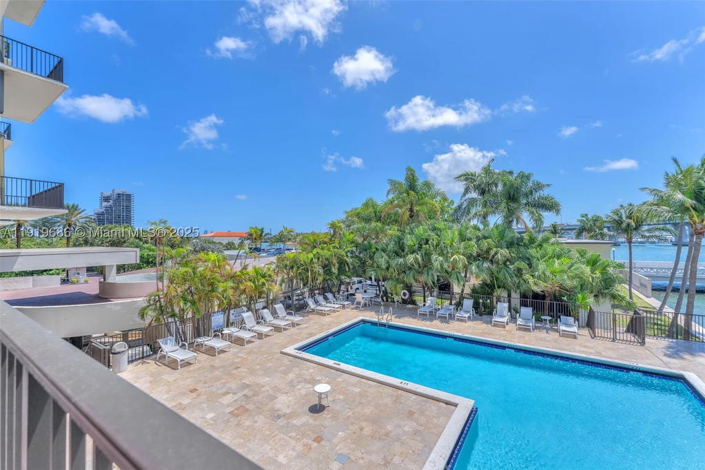 Real estate property located at 801 Venetian Dr #208, Miami-dade, Venetian Isle Condo, Miami Beach, FL