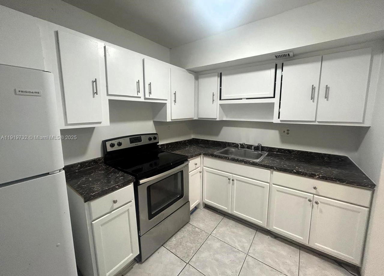 Real estate property located at 3600 21st St #101, Broward, Sunset Hills I Condominiu, Lauderdale Lakes, FL