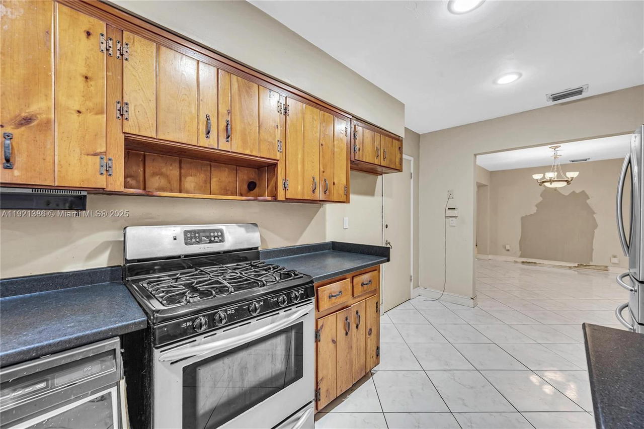Real estate property located at 14500 5th Ct, Miami-dade, Oak Ranch Manor Corr Pl O, Miami, FL