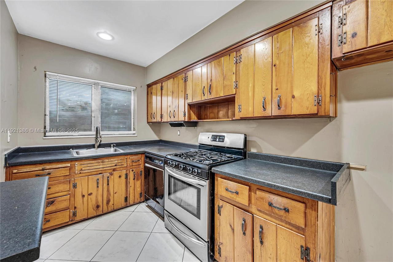 Real estate property located at 14500 5th Ct, Miami-dade, Oak Ranch Manor Corr Pl O, Miami, FL