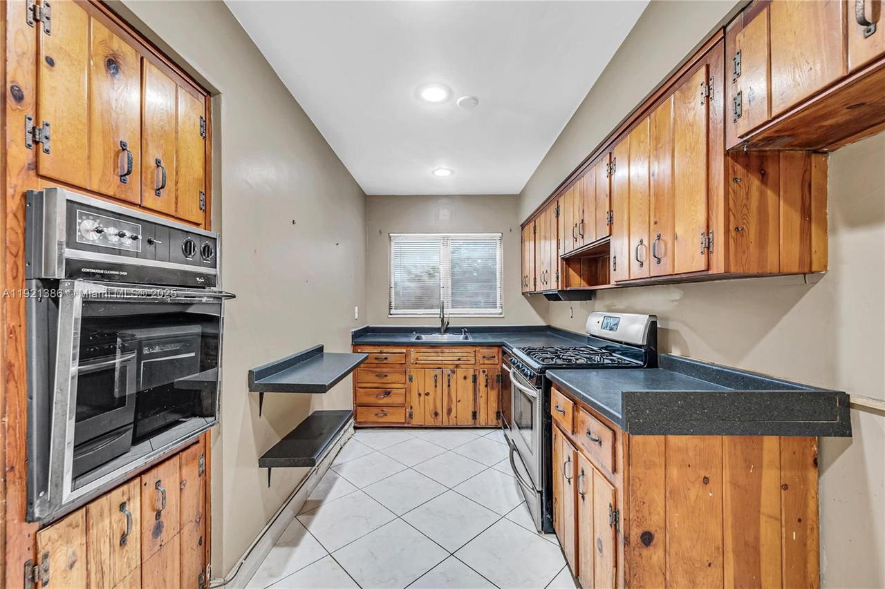 Real estate property located at 14500 5th Ct, Miami-dade, Oak Ranch Manor Corr Pl O, Miami, FL