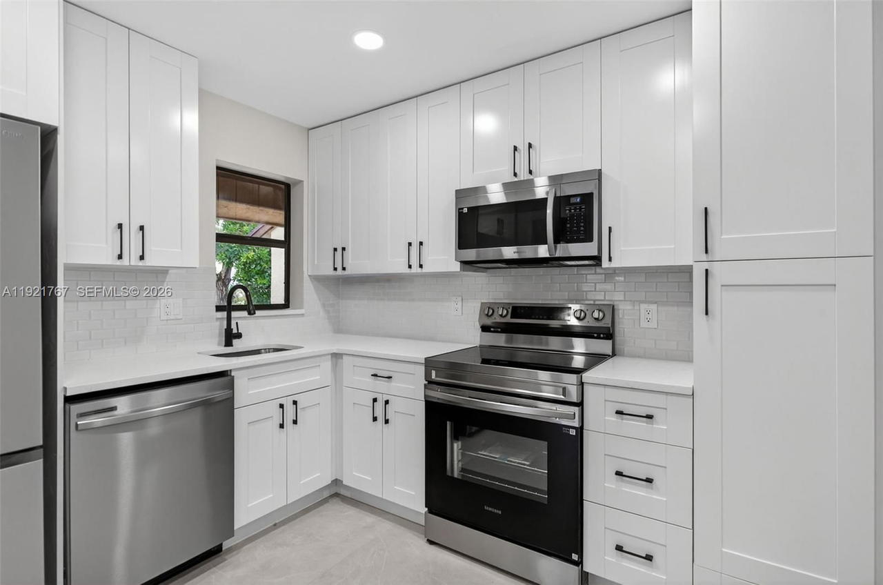 Real estate property located at 3697 Cocoplum Cir #3537, Broward, Karanda Village Iii-a Con, Coconut Creek, FL