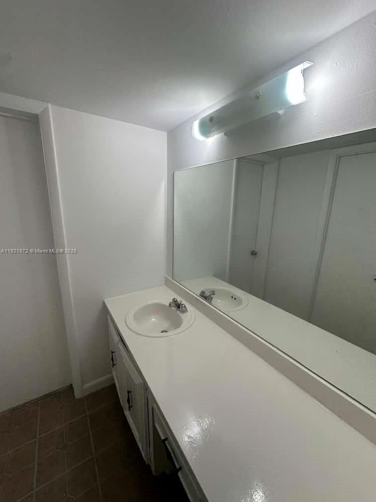 Real estate property located at 484 165th St Rd A-214, Miami-dade, Montecarlo Condo, Miami, FL