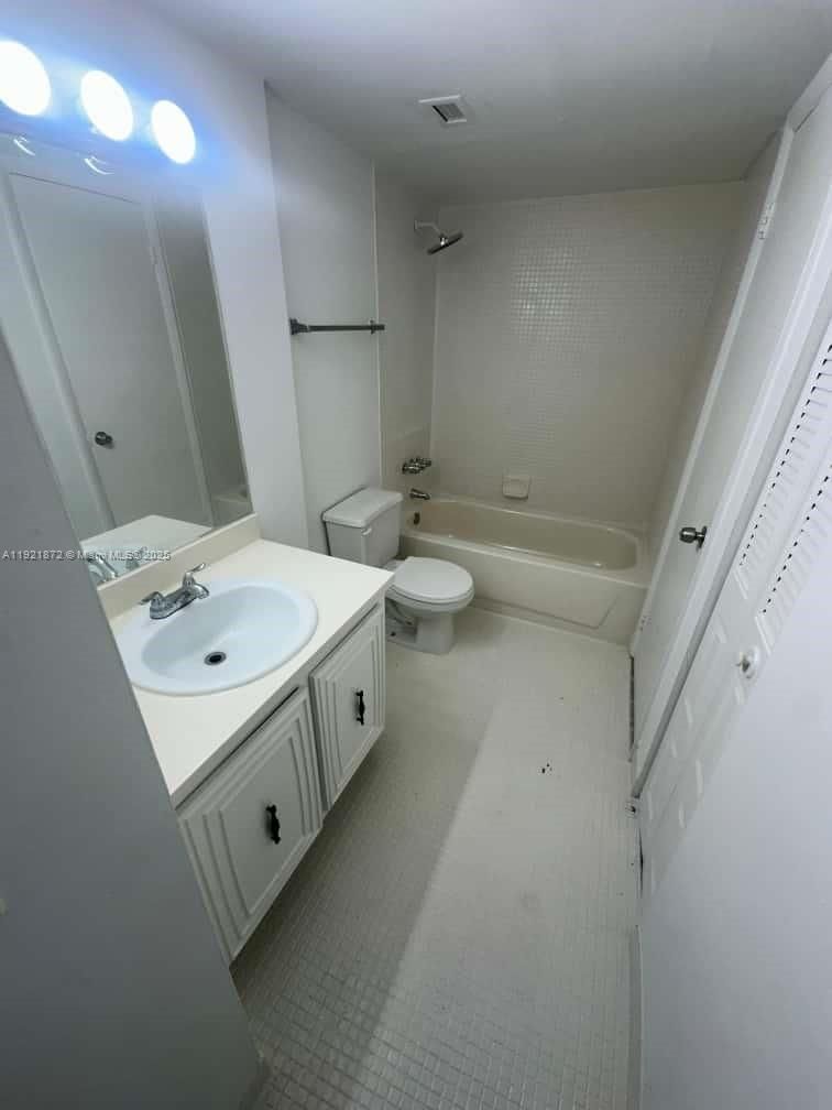 Real estate property located at 484 165th St Rd A-214, Miami-dade, Montecarlo Condo, Miami, FL