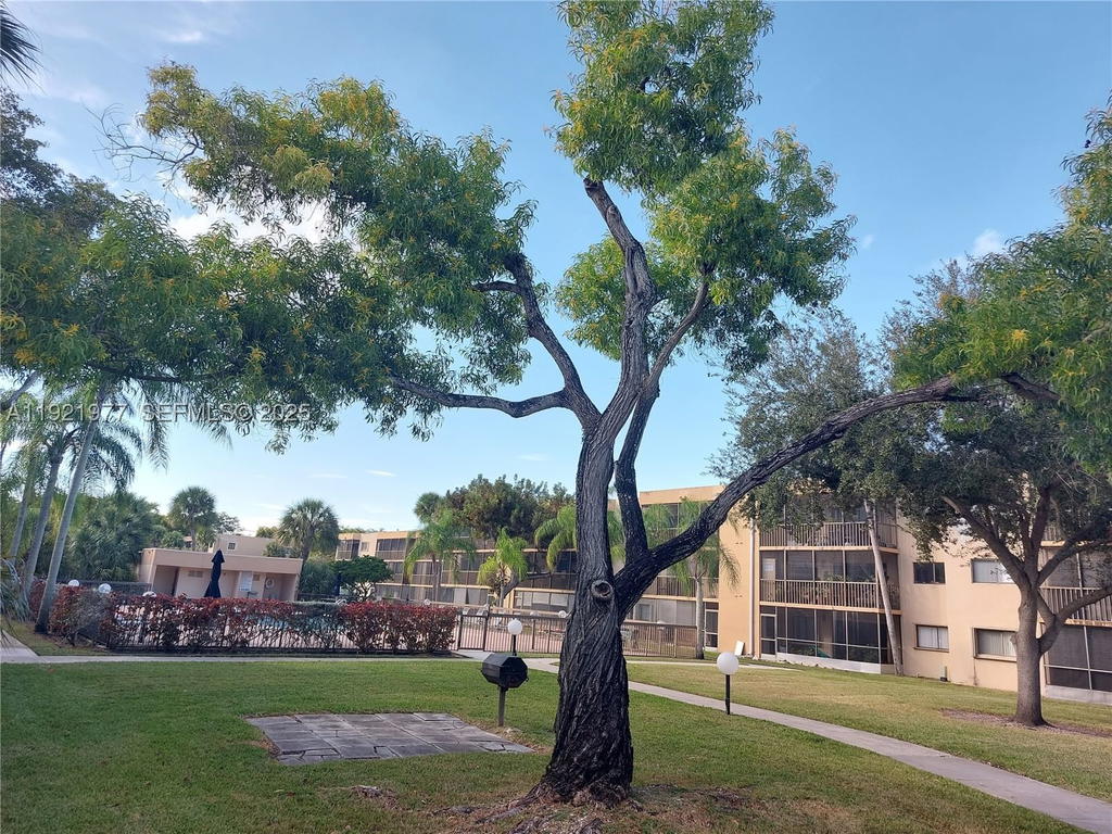 Real estate property located at 8415 107th Ave #255W, Miami-dade, Kendall Acres West Condo, Miami, FL