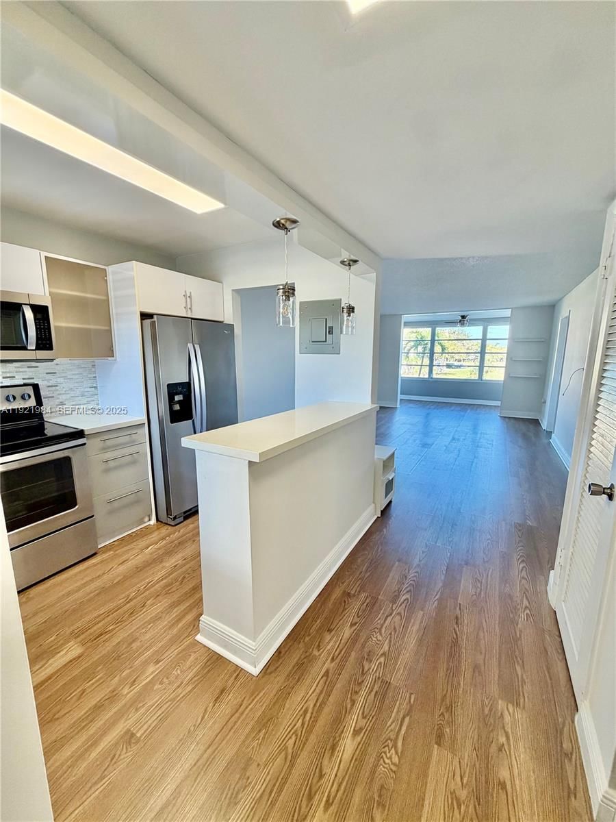 Real estate property located at 8350 Sunrise Lakes Blvd #202, Broward, Sunrise Lakes 54 Condo, Sunrise, FL