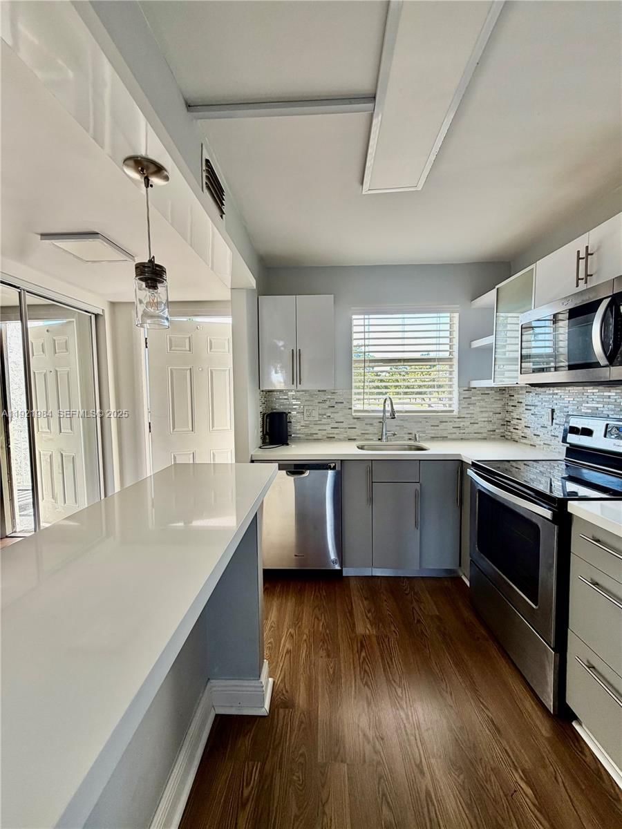 Real estate property located at 8350 Sunrise Lakes Blvd #202, Broward, Sunrise Lakes 54 Condo, Sunrise, FL