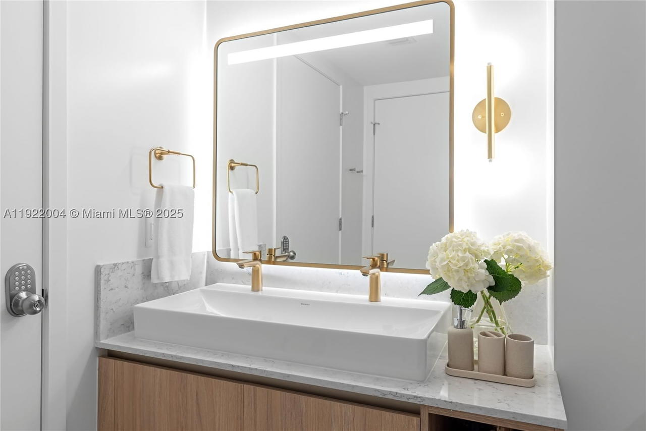 Real estate property located at 159 6th St #3002, Miami-dade, Gale Residences, Miami, FL