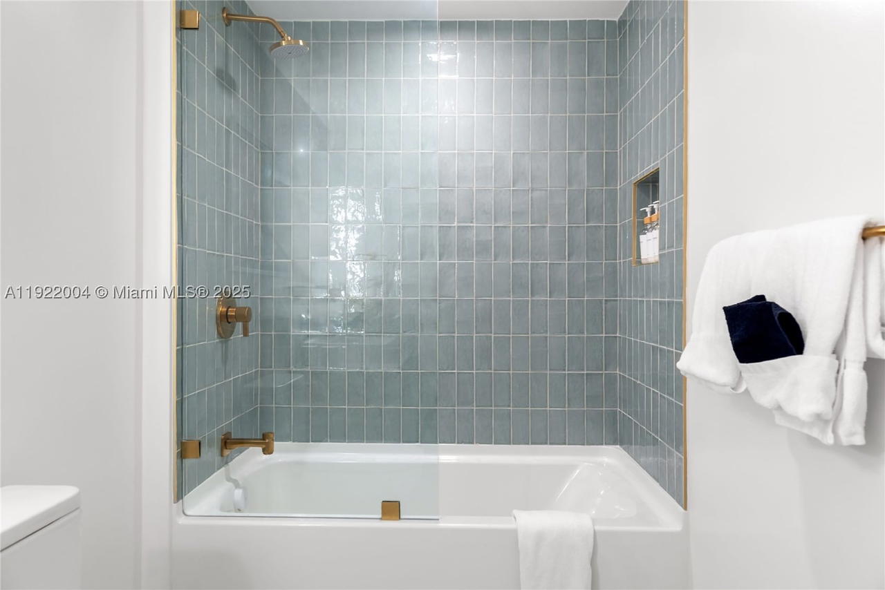 Real estate property located at 159 6th St #3002, Miami-dade, Gale Residences, Miami, FL