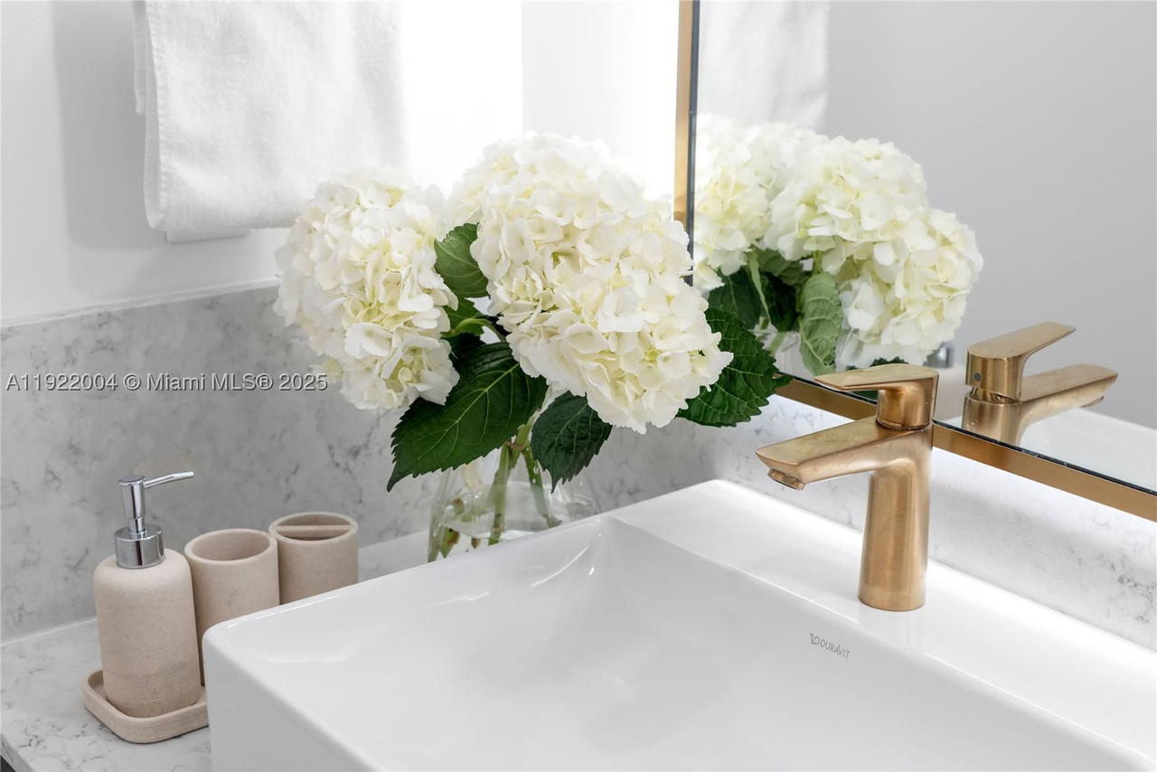 Real estate property located at 159 6th St #3002, Miami-dade, Gale Residences, Miami, FL