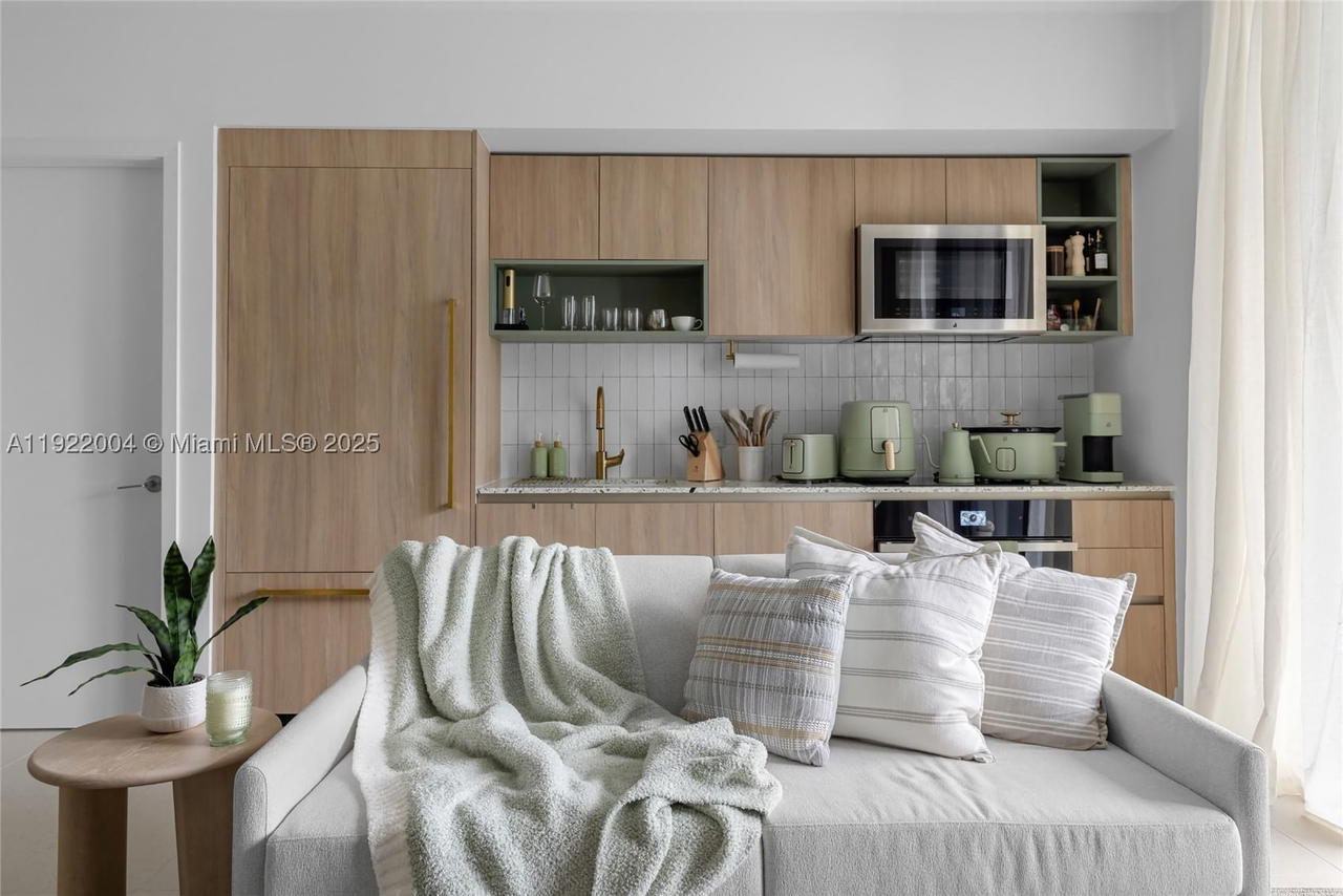 Real estate property located at 159 6th St #3002, Miami-dade, Gale Residences, Miami, FL