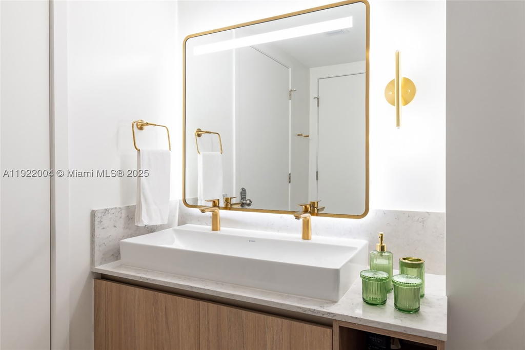Real estate property located at 159 6th St #3002, Miami-dade, Gale Residences, Miami, FL