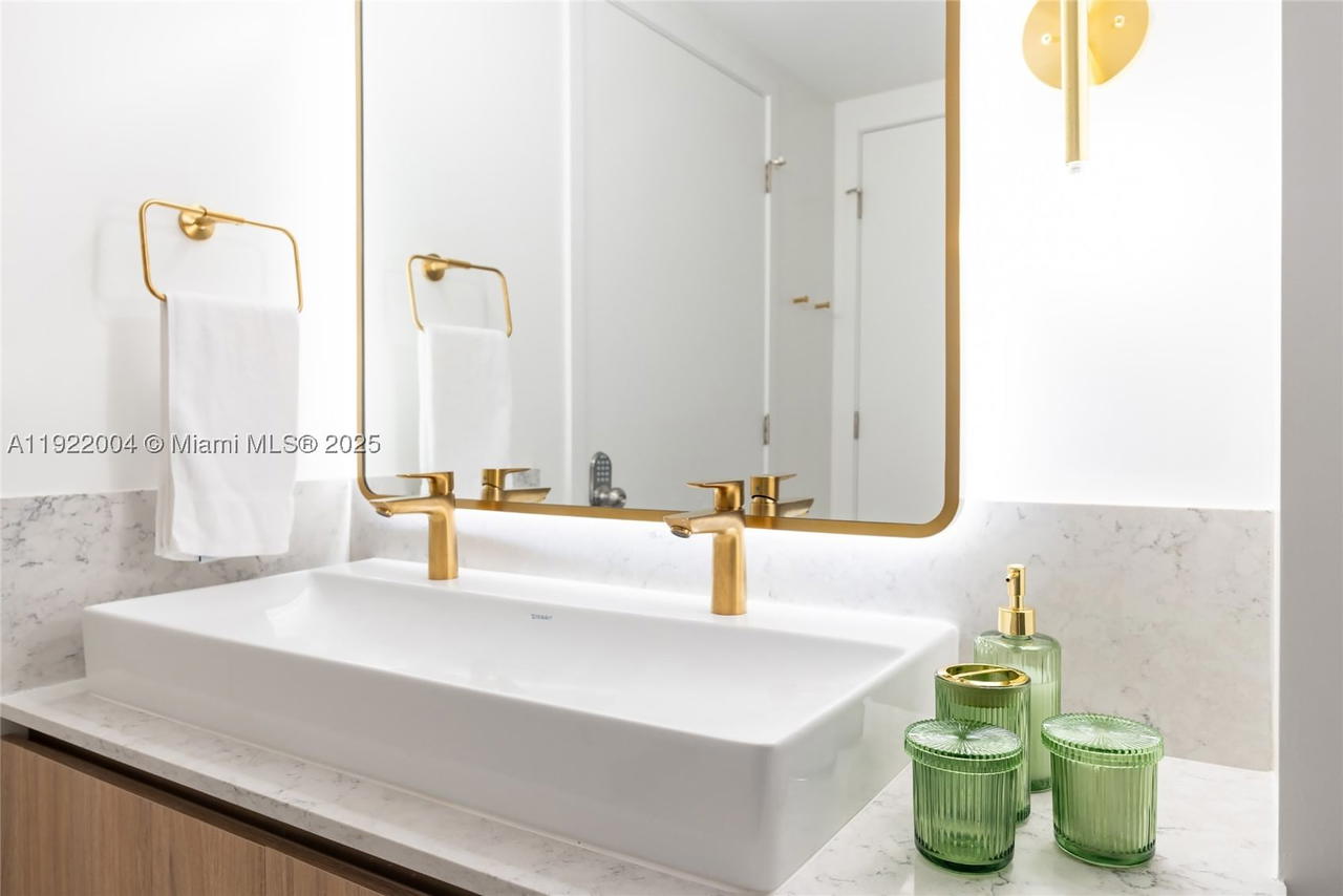 Real estate property located at 159 6th St #3002, Miami-dade, Gale Residences, Miami, FL