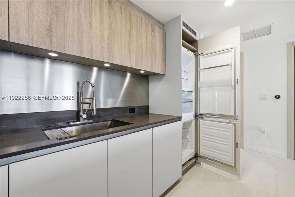 Real estate property located at 1000 Brickell Plz #3211, Miami-dade, Brickell Flatiron Condo, Miami, FL