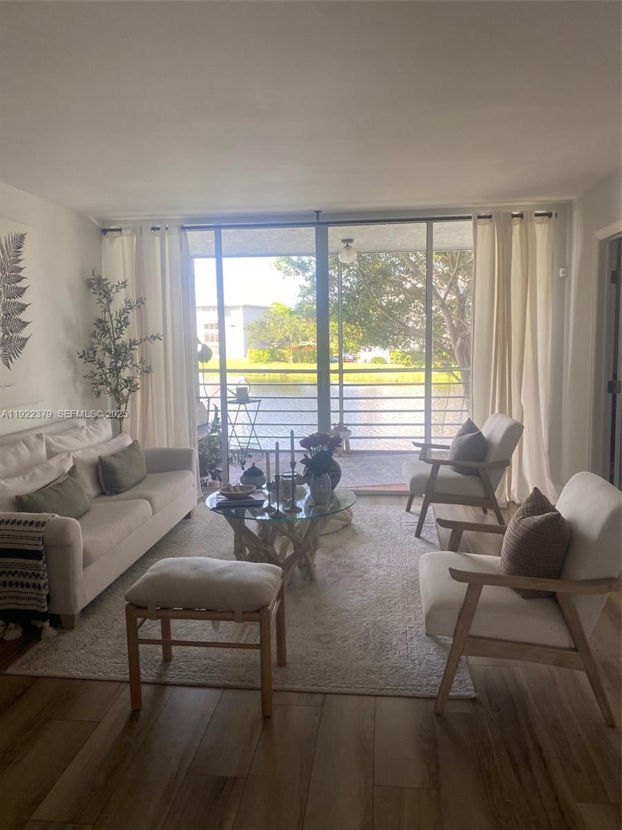 Real estate property located at 9420 Poinciana Pl #214, Broward, Poinciana 2 Of Pine Islan, Davie, FL
