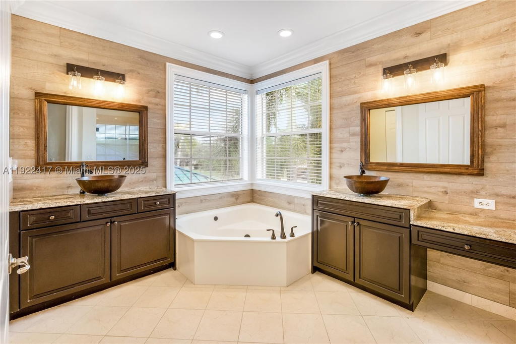 Real estate property located at 5028 195th Ter, Broward, Sunset Lakes Plat Three, Miramar, FL