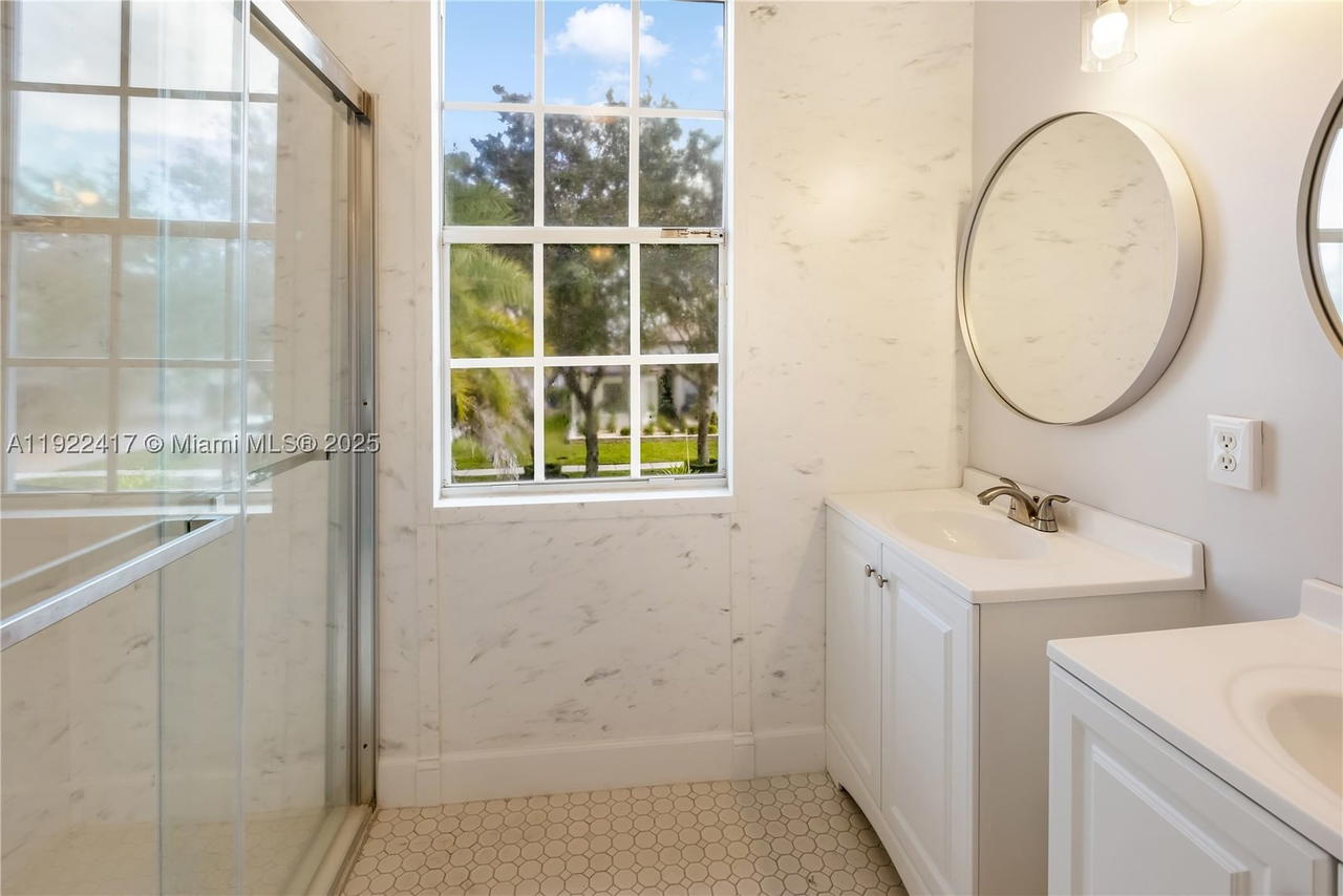 Real estate property located at 5028 195th Ter, Broward, Sunset Lakes Plat Three, Miramar, FL