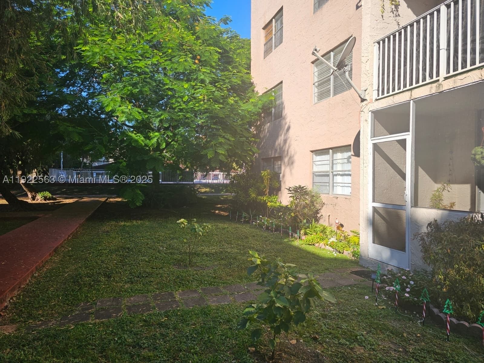Real estate property located at 8411 8th St #111, Miami-dade, Summit Chase Condo, Miami, FL