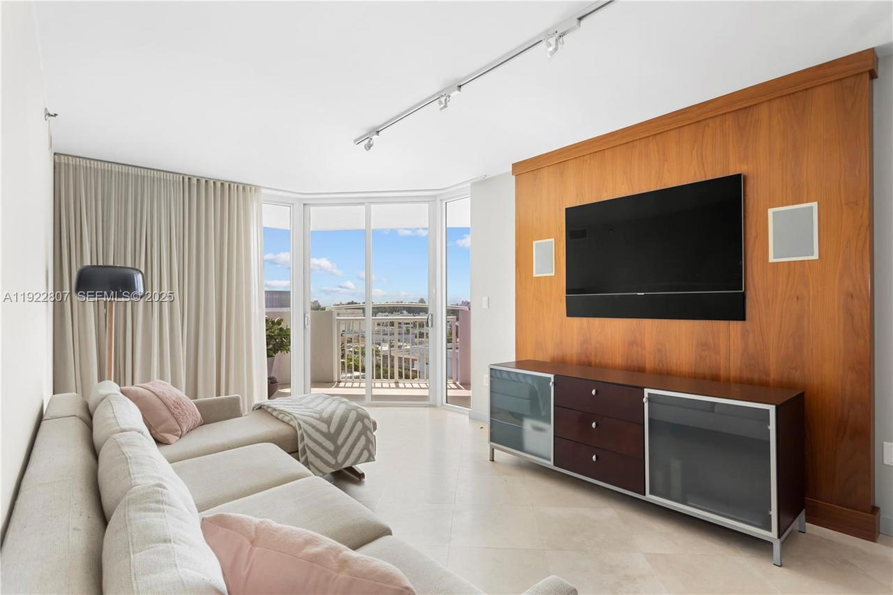 Real estate property located at 1621 Bay Rd #807, Miami-dade, Bayview Plaza Condo, Miami Beach, FL