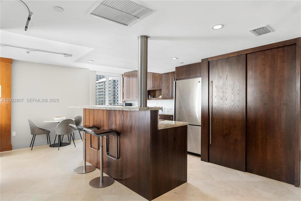 Real estate property located at 1621 Bay Rd #807, Miami-dade, Bayview Plaza Condo, Miami Beach, FL