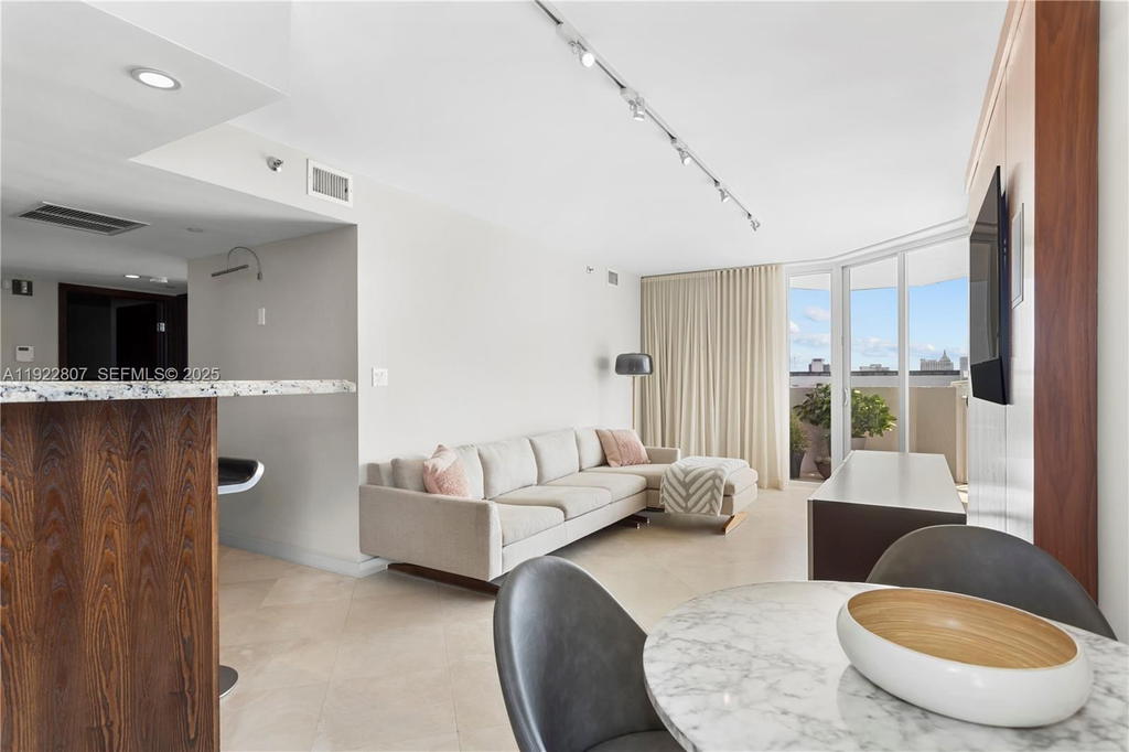 Real estate property located at 1621 Bay Rd #807, Miami-dade, Bayview Plaza Condo, Miami Beach, FL