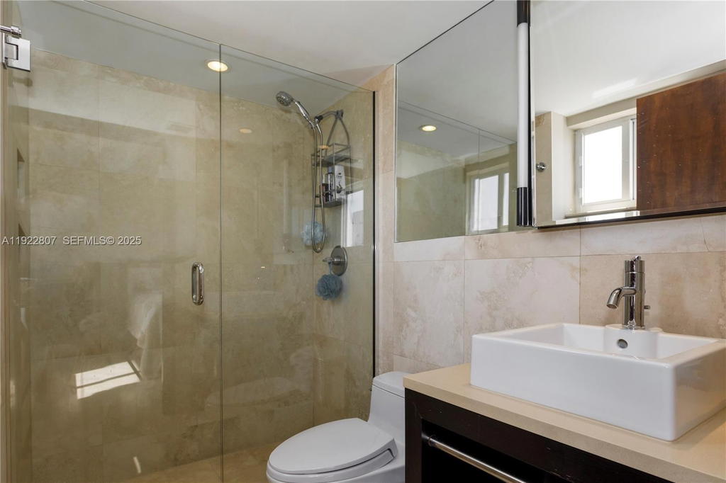Real estate property located at 1621 Bay Rd #807, Miami-dade, Bayview Plaza Condo, Miami Beach, FL