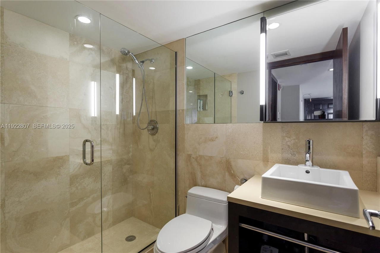 Real estate property located at 1621 Bay Rd #807, Miami-dade, Bayview Plaza Condo, Miami Beach, FL