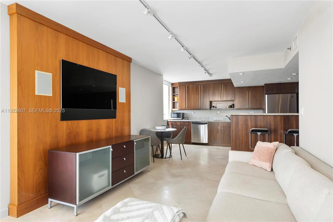 Real estate property located at 1621 Bay Rd #807, Miami-dade, Bayview Plaza Condo, Miami Beach, FL