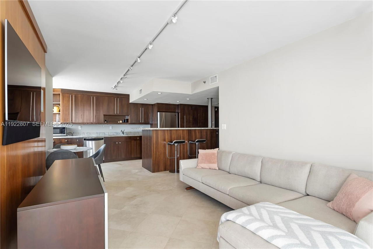 Real estate property located at 1621 Bay Rd #807, Miami-dade, Bayview Plaza Condo, Miami Beach, FL