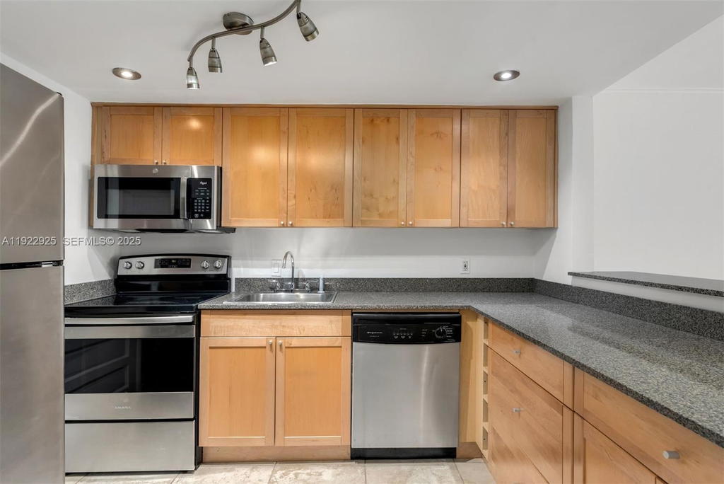 Real estate property located at 201 Galen Drive #104, Miami-dade, Key Biscayne Vi Condo, Key Biscayne, FL