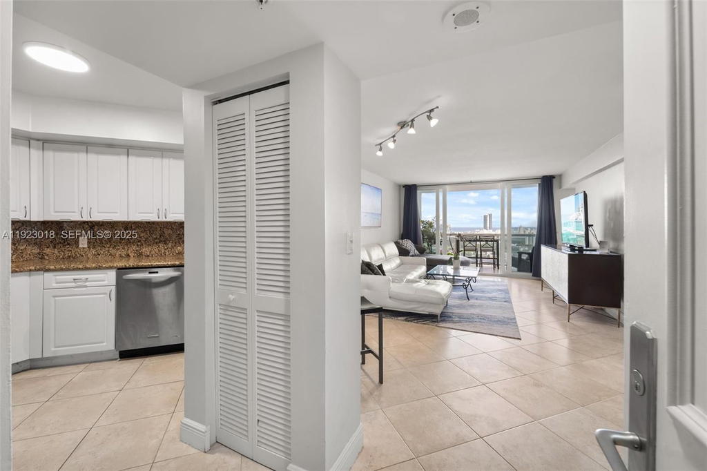 Real estate property located at 1900 Sunset Harbour Dr #2115, Miami-dade, Sunset Harbour North Cond, Miami Beach, FL