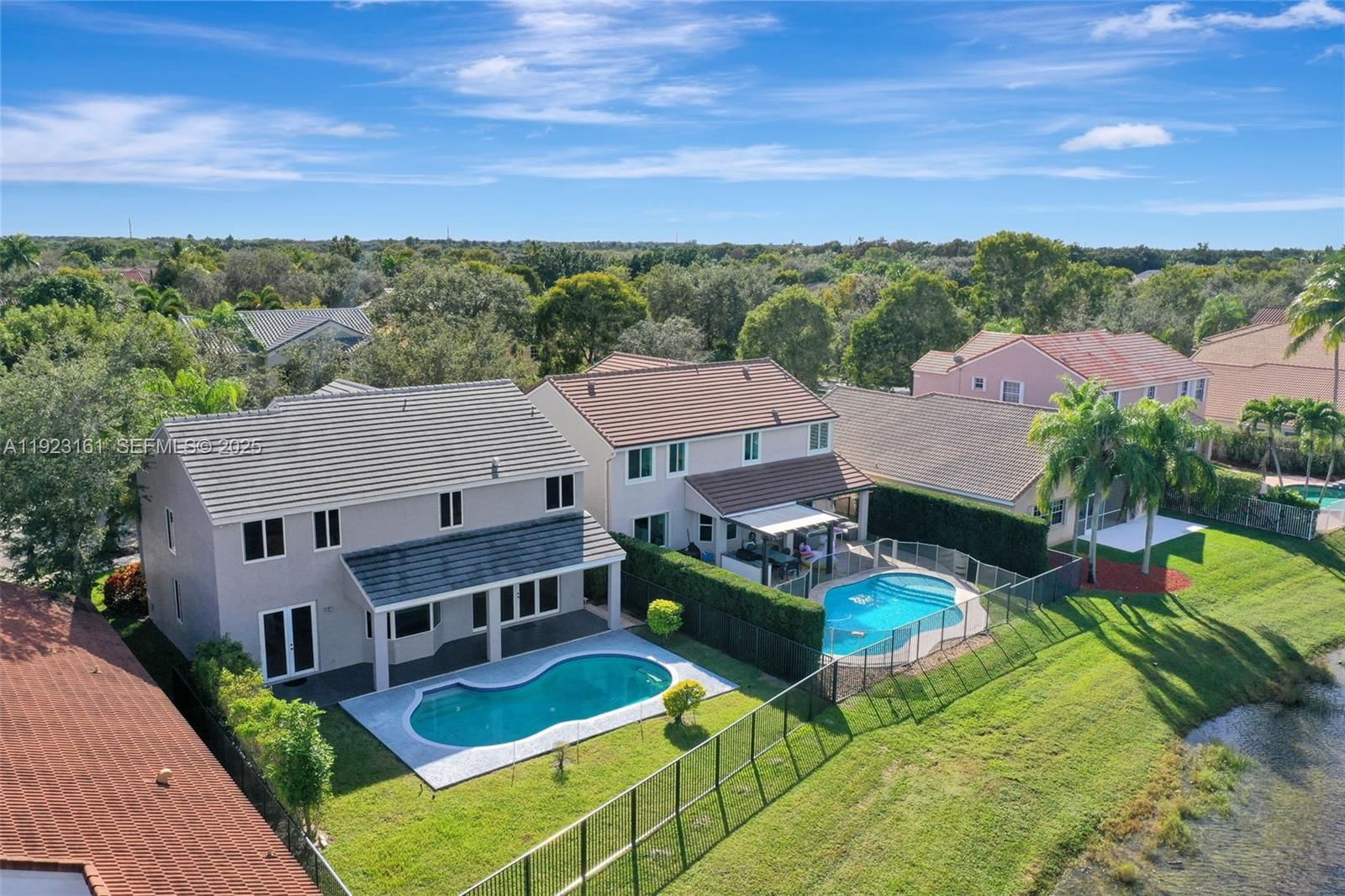 Real estate property located at 322 Lake Crest Ct, Broward, Sector 4, Weston, FL