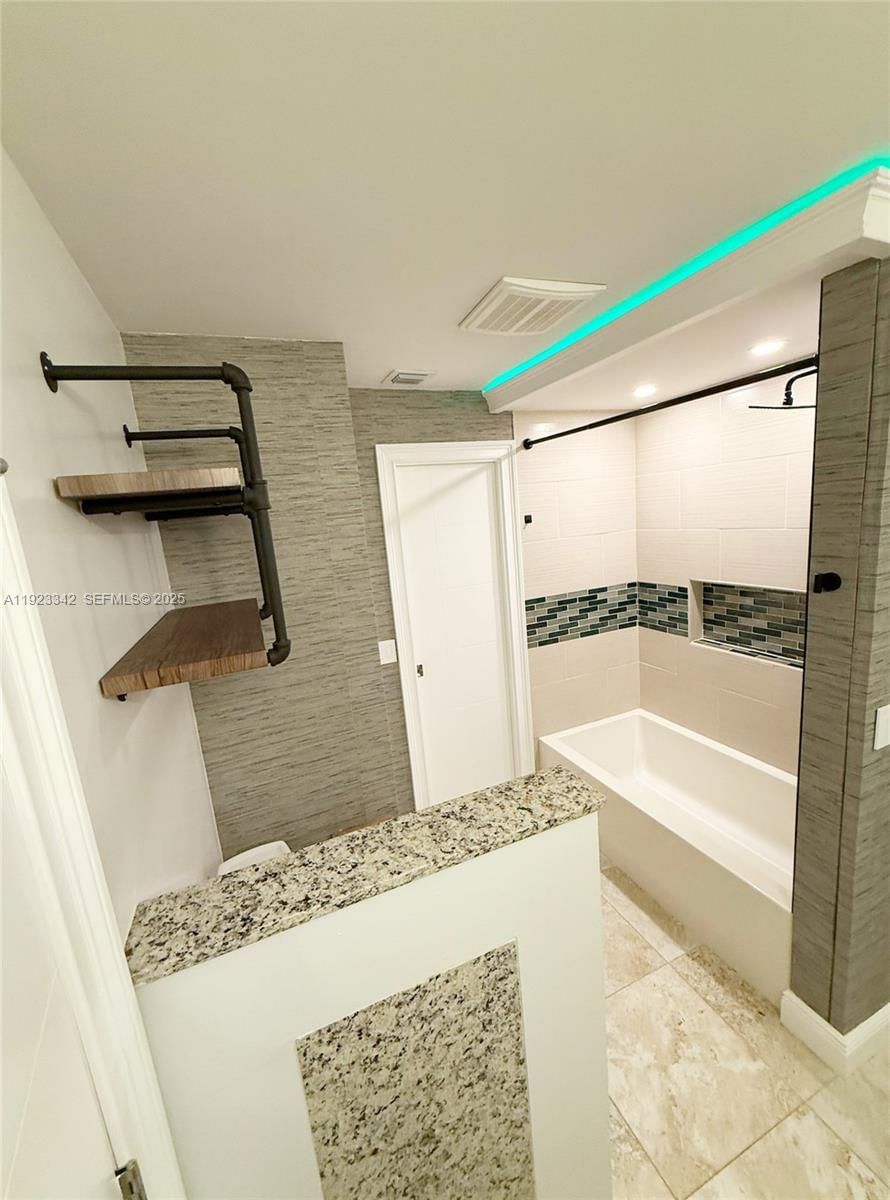 Real estate property located at 15561 Carriage Ct, Broward, Hawkes Bluff, Davie, FL