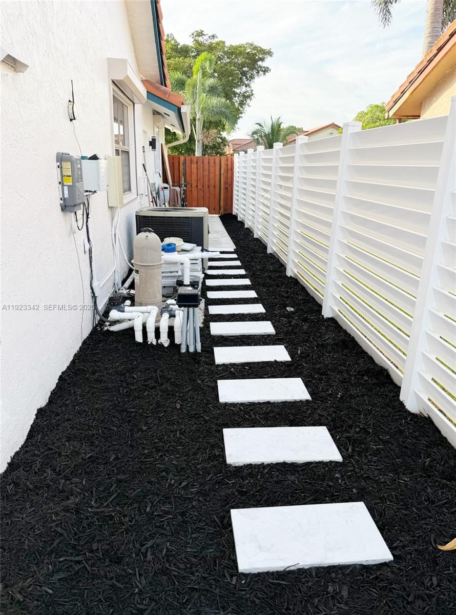 Real estate property located at 15561 Carriage Ct, Broward, Hawkes Bluff, Davie, FL