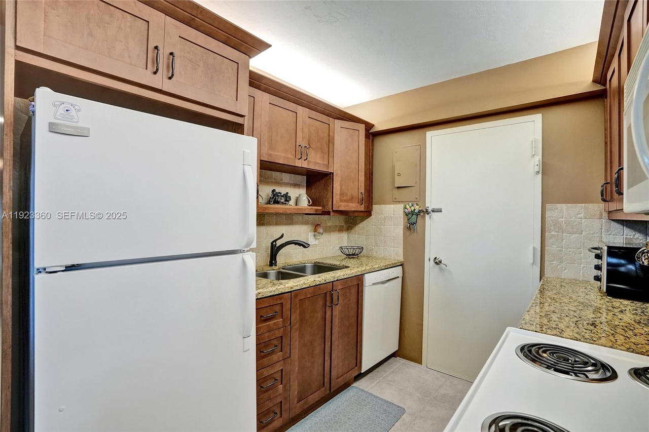 Real estate property located at 5100 Dupont Blvd #6M, Broward, Warwick Condo, Fort Lauderdale, FL
