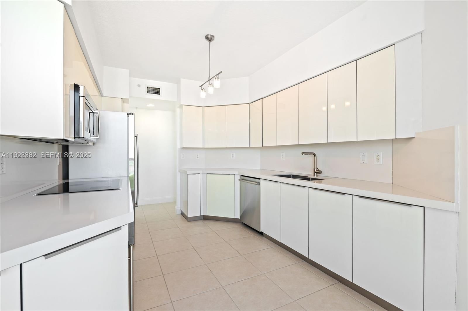 Real estate property located at 3370 Hidden Bay Dr #2102, Miami-dade, 100 Hidden Bay Condo, Aventura, FL