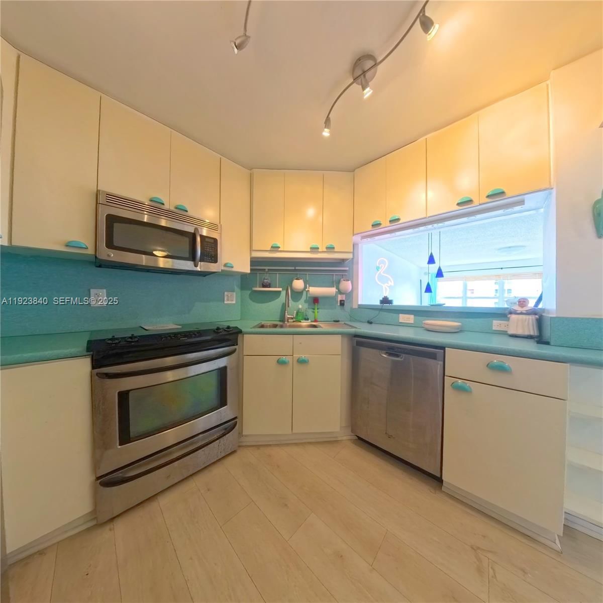 Real estate property located at 3000 Sunrise Blvd #9E, Broward, Carlton Tower Condo, Fort Lauderdale, FL
