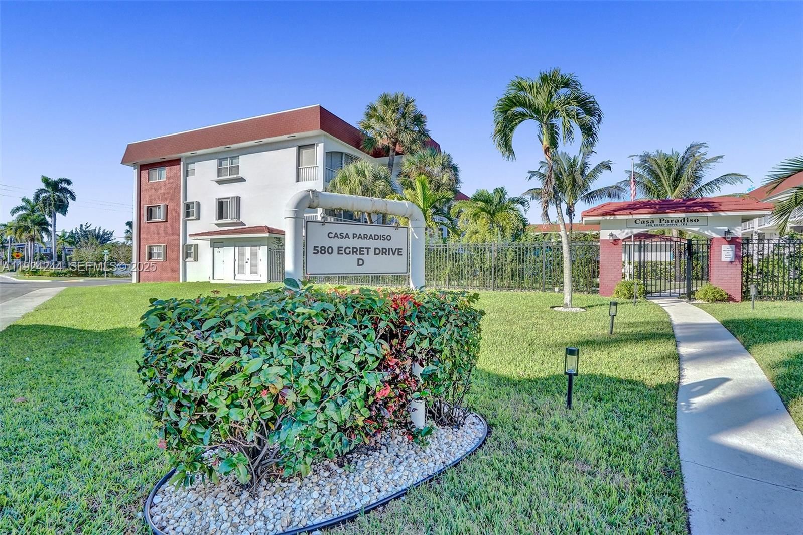 Real estate property located at 580 Egret Dr #220, Broward, Casa Paradiso Co-op, Hallandale Beach, FL