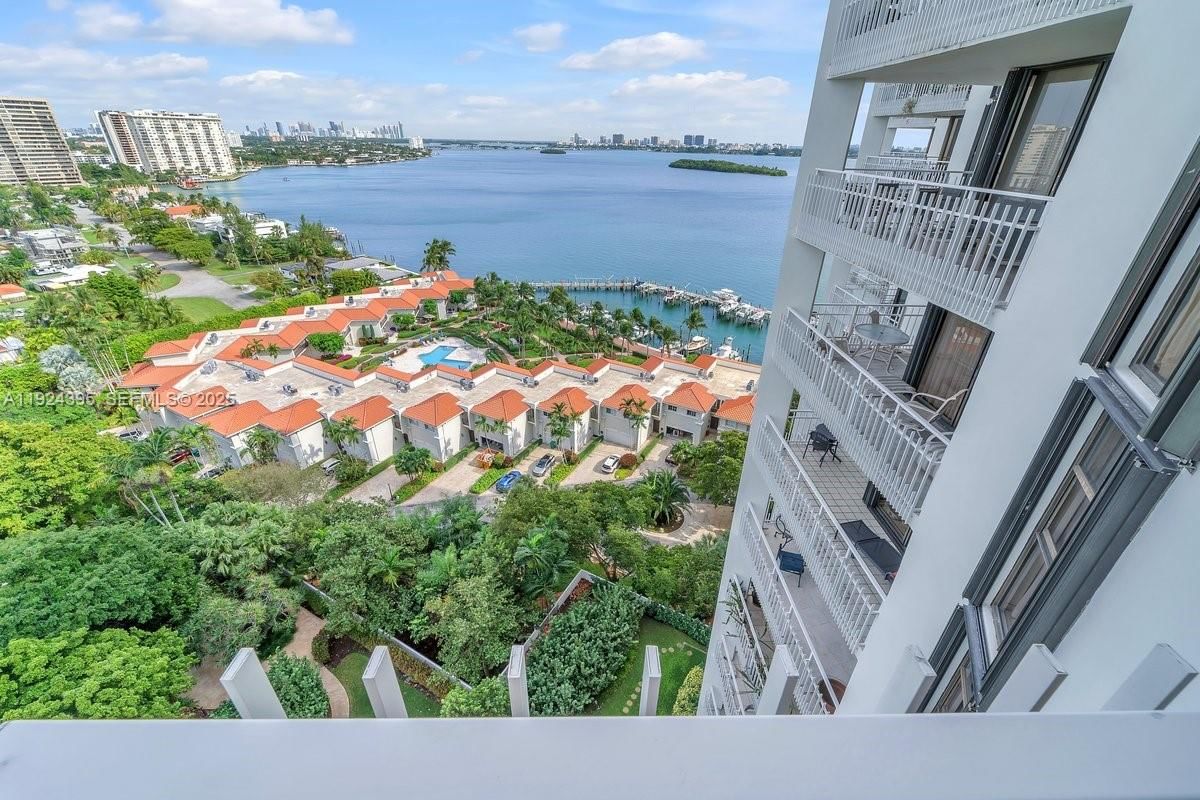 Real estate property located at 4000 Towerside Ter #1807, Miami-dade, The Towers Of Quayside Co, Miami, FL