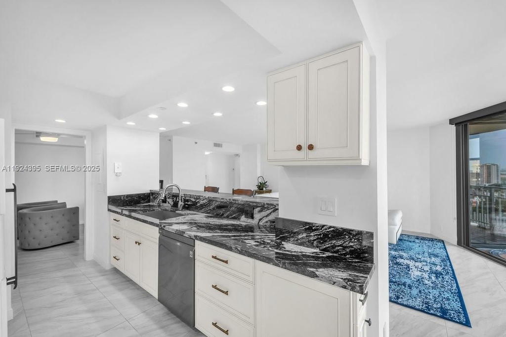 Real estate property located at 4000 Towerside Ter #1807, Miami-dade, The Towers Of Quayside Co, Miami, FL