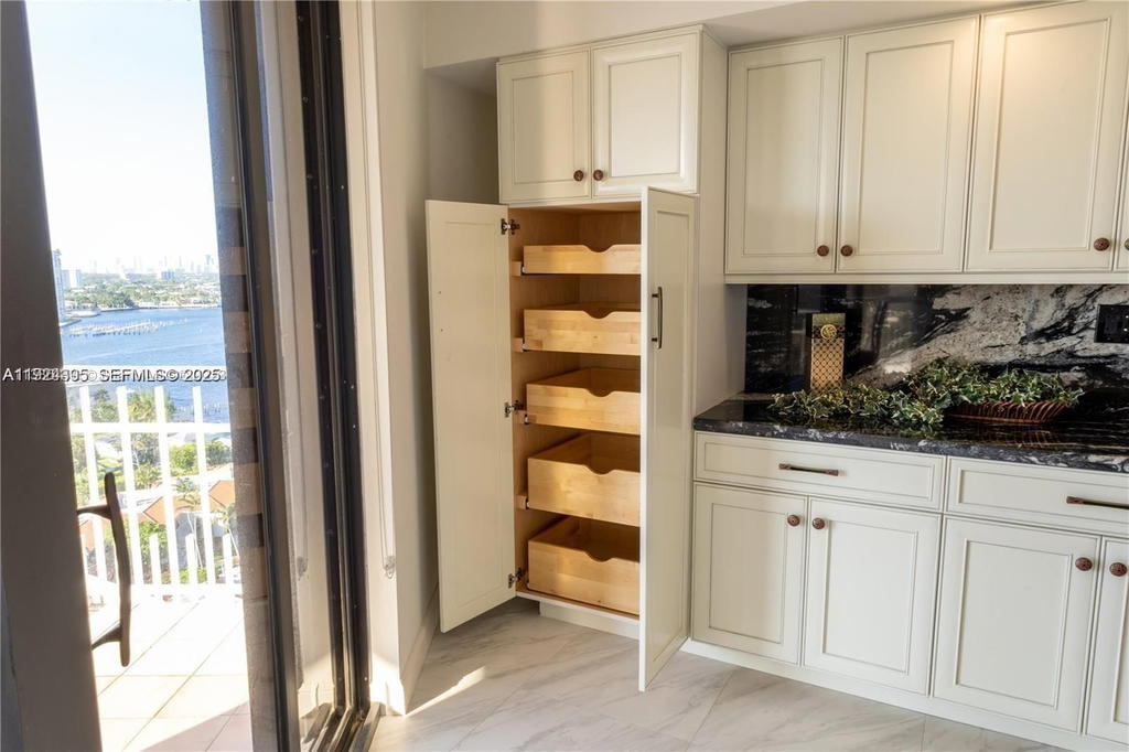 Real estate property located at 4000 Towerside Ter #1807, Miami-dade, The Towers Of Quayside Co, Miami, FL