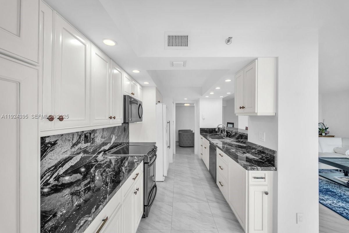 Real estate property located at 4000 Towerside Ter #1807, Miami-dade, The Towers Of Quayside Co, Miami, FL
