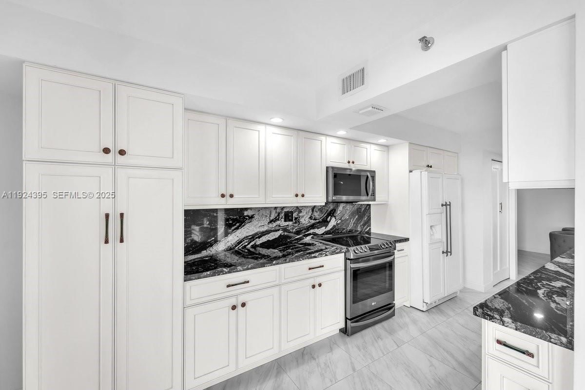 Real estate property located at 4000 Towerside Ter #1807, Miami-dade, The Towers Of Quayside Co, Miami, FL