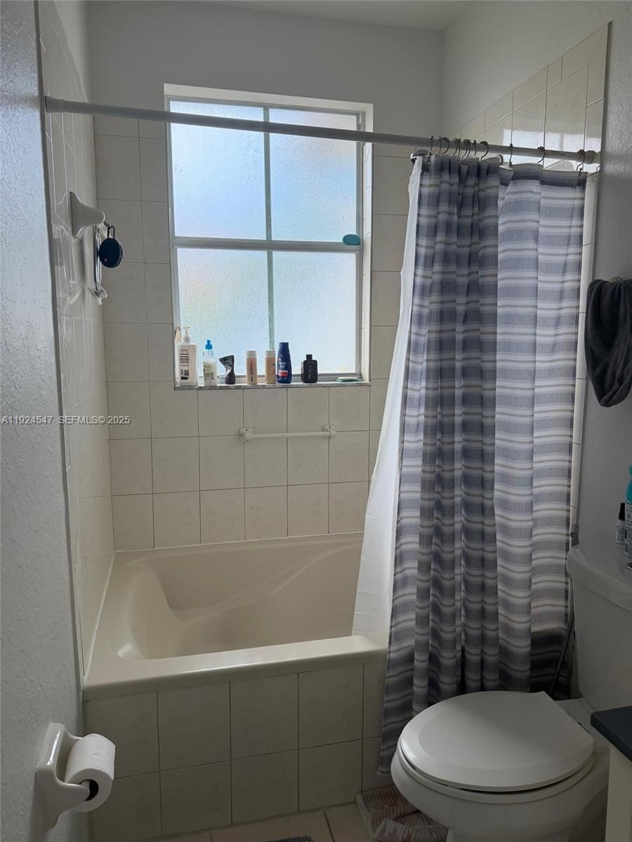 Real estate property located at 8148 108th Ct, Miami-dade, Islands At Doral, Doral, FL