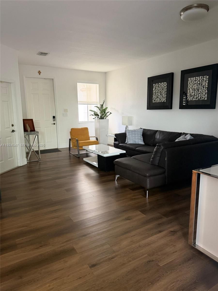 Real estate property located at 8148 108th Ct, Miami-dade, Islands At Doral, Doral, FL