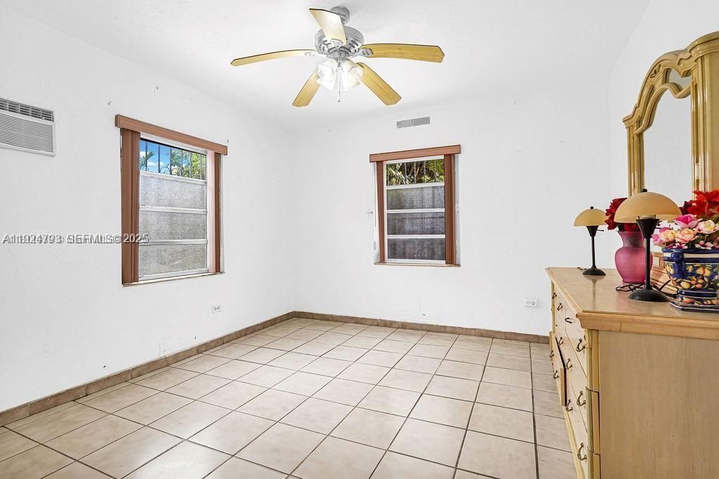 Real estate property located at 911 9th Pl, Miami-dade, Sun-tan Village Sec 4, Hialeah, FL