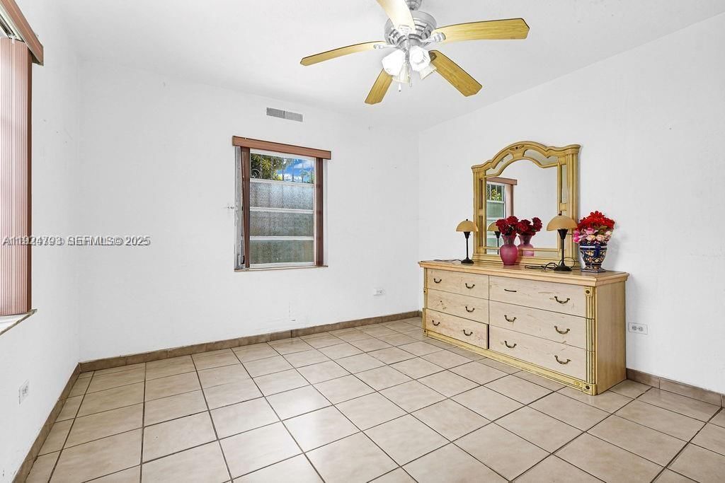 Real estate property located at 911 9th Pl, Miami-dade, Sun-tan Village Sec 4, Hialeah, FL
