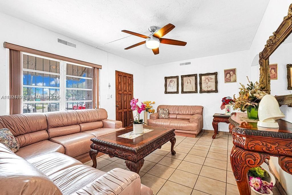 Real estate property located at 911 9th Pl, Miami-dade, Sun-tan Village Sec 4, Hialeah, FL