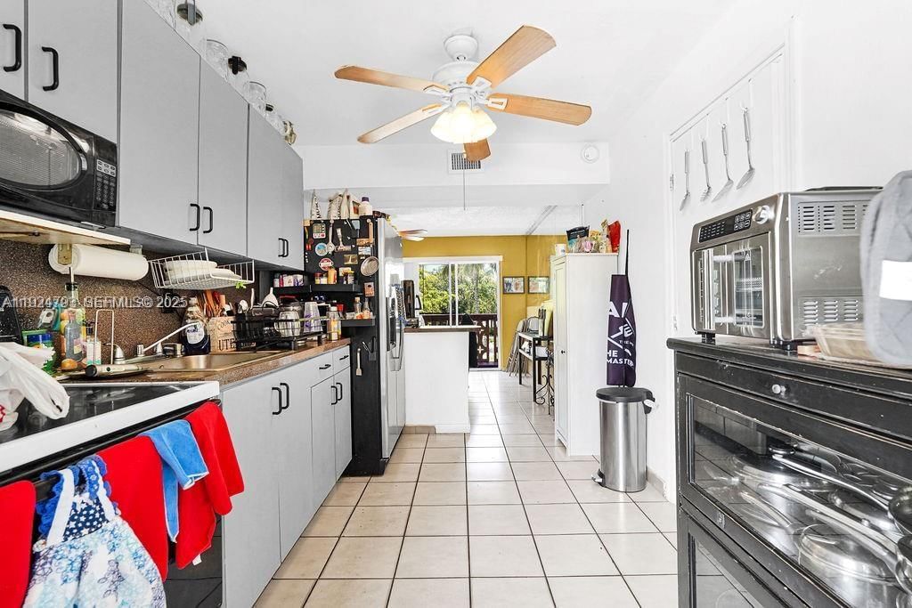 Real estate property located at 911 9th Pl, Miami-dade, Sun-tan Village Sec 4, Hialeah, FL
