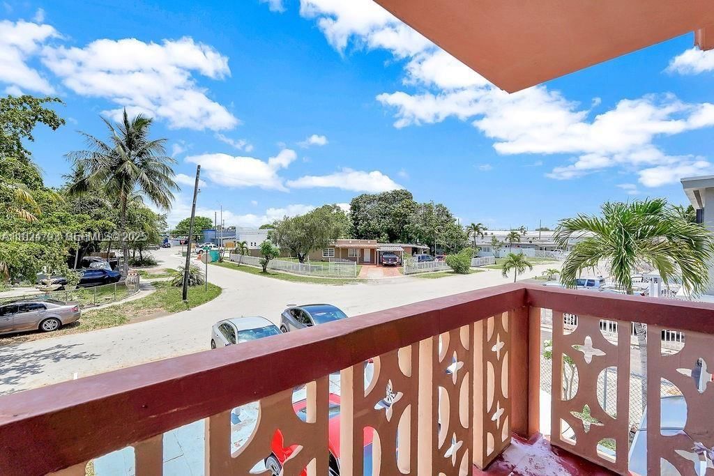 Real estate property located at 911 9th Pl, Miami-dade, Sun-tan Village Sec 4, Hialeah, FL